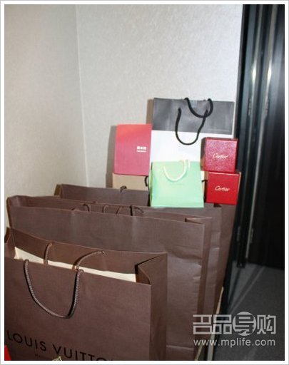 结婚纪念日香港败大牌珠宝LV包
