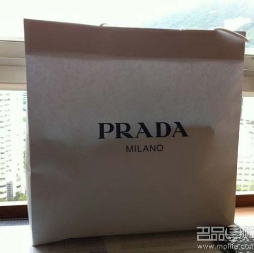 香港海怡工贸败折扣PRADA包、施华洛世奇