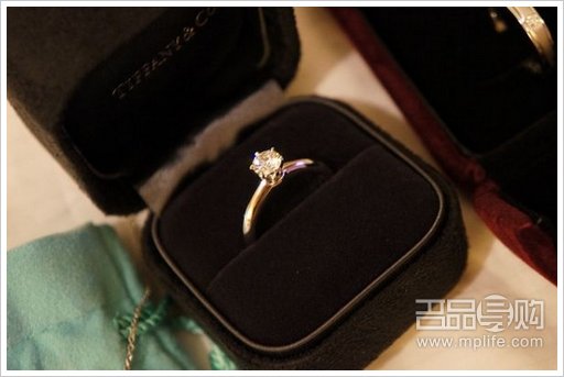 情侣香港采购Tiffany钻戒COACH包