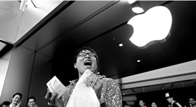 港版iPhone 4S抵达东莞 每部被炒高2000多元