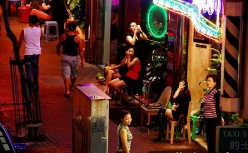 越夜越迷乱！猎奇实拍香港红灯区