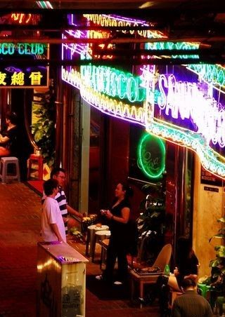 越夜越迷乱！猎奇实拍香港红灯区