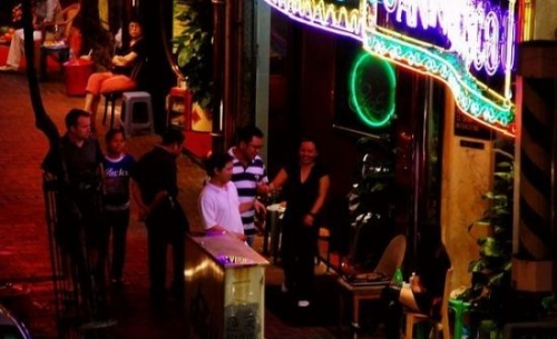 越夜越迷乱！猎奇实拍香港红灯区
