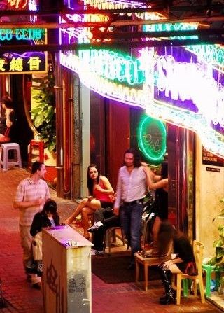 越夜越迷乱！猎奇实拍香港红灯区