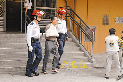 楼上乱抛烟头酿火警 香港一对母子救火同烧伤 