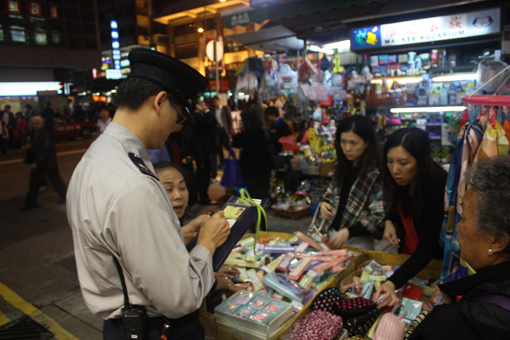 香港城管没“匪气” 和小贩在法庭上处平等地位 