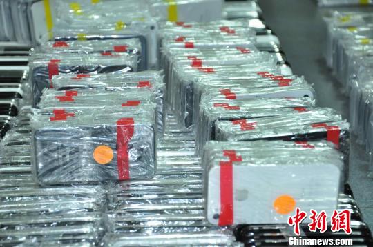 两名港籍旅客携1449部名牌手机入境在东莞被查获 