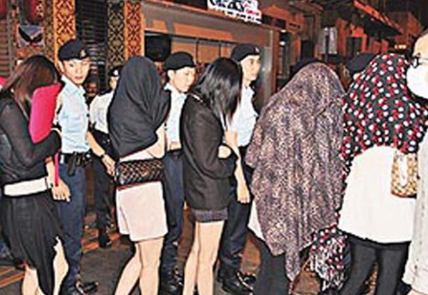 港警方扫荡楼上酒吧 夜总会拘5男女检K仔 