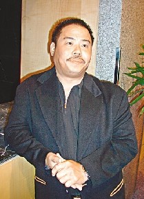 张栢芝父亲被指有黑社会背景 涉刑毁案被捕