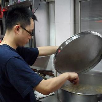 舌尖上香港—平民车仔面店少东认真烹调 守护父业