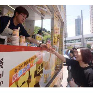 港式奶茶诞生100周年 香港流动奶茶车免费派发奶茶