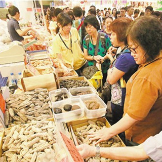 香港市民上美食博览会“疯抢” 称较坊间便宜一半