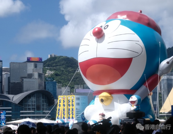 多啦A梦展户外充气装置暂时排气　天气许可再充气展出