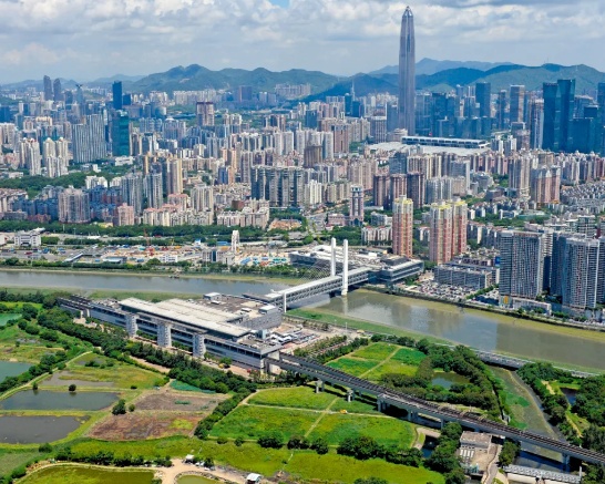 港深口岸迎暑期出入境客流高峰