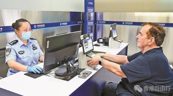 深圳湾口岸迎来首位持港澳居民来往内地通行证外籍人士