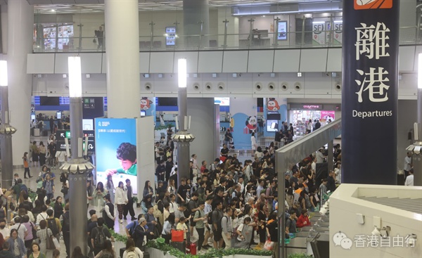 截至下午4时　逾83万人次出入境　出境佔65万6千人次