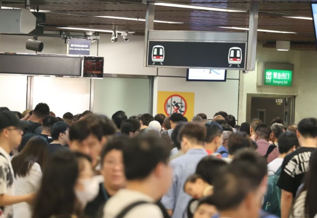 警方称深圳湾口岸人流挤迫 建议市民改以其他口岸或交通工具返港