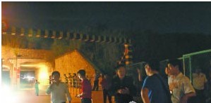 四男翻越广深铁路被撞 一人被碾三人被撞飞